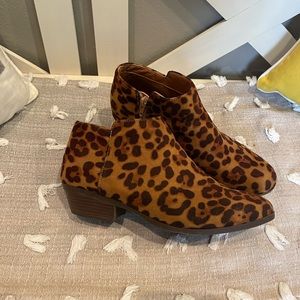 Adorable cheetah print booties! Like new!